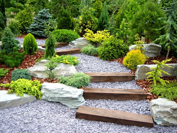 庭の緩い階段